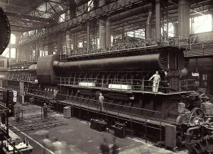 The image shows the first engine DL6512, designed by Fiat Grandi Motori of Turin. In the foreground, some workers are at work