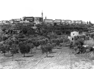 Panoramic View Of Cityscape Prints: Panoramic view of Pienza