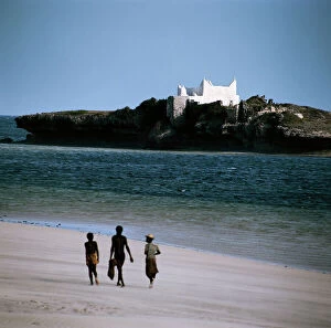 Related Images Collection: Tomb of a saintly man honored by the local fishermen. Gesira Island. Somalia
