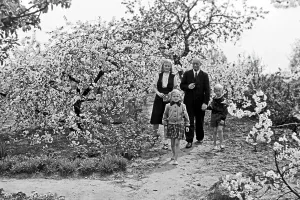 Frankfurt/Oder Print: Family in Church Garden