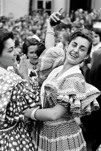 Prints of Spanische Tänzerinnen bei der Trachtenwoche in Neustadt in Schleswig-Holstein, heutzutage Europäisches Folklore Festival Dance Prints: Black and white Print of Trachtenfest in Schleswig Holstein