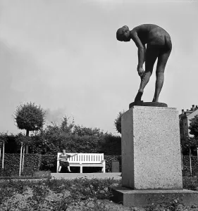 Chemnitz Frauenstatue Print, 1930s