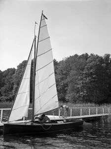Freizeit Print: Sailing Boat Departure at a Wooden Dock on a Lake