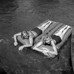Vintage Swimsuit Models Prints: Freizeit