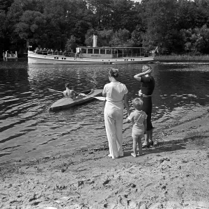 Freizeit Print: Two Women and a Boy Watching a Man in a Klepper Folding Boat
