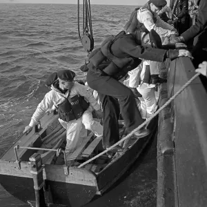 Kutterpullen Print: Navy Recruits Board Lifeboat