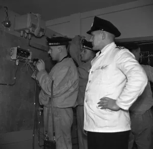 Marineschule Wesermünde Print: Recruits Learn Electronics Theory