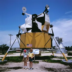 Florida Kinder vor dem Apollo Lunar Module Print