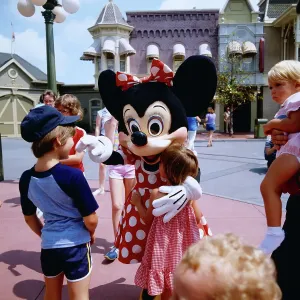 Florida Kinder mit dem Minnie Mouse-Maskottchen in der Disneyworld Print