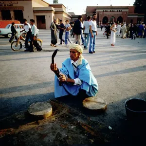 Marokko Print: Snake Charmer at Djemaa el Fna in Marrakesch, 1985