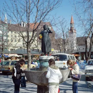 München Print: Viktualienmarkt Fountain Scene