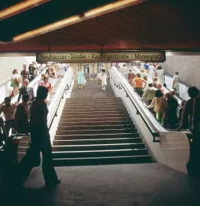 München Sommer 1973 Print: Karlsplatz Rolltreppe