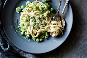 Images Dated 12th August 2018: Spring Vegetable Pasta Print