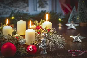 Christmas Season Decorations Prints: Advent wreath in front of window