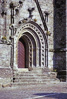 Historic Religious Buildings Europe Prints: Altes geschnitztes Steinportal einer Kirche oder Kathedrale