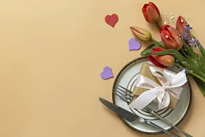 Gift Box Decoration Ideas Prints: Beautiful table setting with gift box