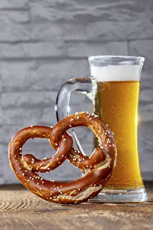 Deserted Beer Garden Prints: Bier mit Brezel