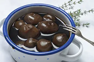 Common Onion Varieties Prints: Borettane onions in pots with fork