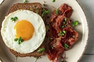 Studio Shot Cuisine Prints: Breakfast, fried egg with bacon