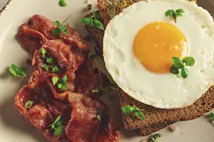 Studio Shot Cuisine Prints: Breakfast, fried egg with bacon