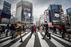 Japanese Cityscape Prints: Crowd crossing zebra crossing on a large intersection
