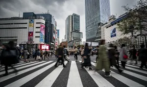 Japanese Cityscape Prints: Crowd crossing zebra crossing on a large intersection