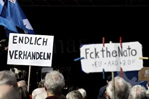 Eastern Europe Conflict Prints: ENDLICH VERHANDELN