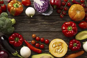 Biological Cultivation Images Prints: Flat lay vegetables circular frame