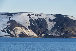 Table Mountains Russia Prints: Flat table mountains covered with ice