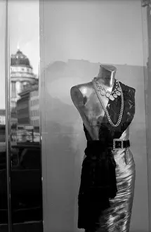 German Democratic Republic History Prints: Germany, Berlin, 22.12.1992, shop window in FriedrichstraBe (opposite the Friedrichstadtpassagen building site)