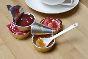Aluminum Packaging Waste Prints: Jam in portion pack with spoon, jam
