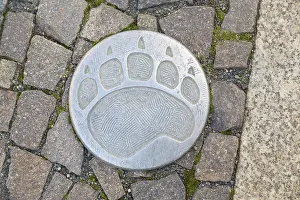 German Federal Republic Symbols Prints: Marking on footpath, bear's claw