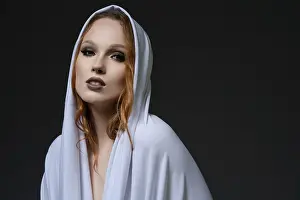 Striking Facial Expression Prints: The model showcases a striking expression
