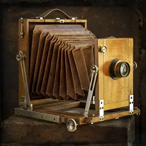 Old Camera Prints: Old camera on brown background