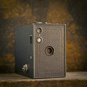 Old Camera Prints: Old camera on brown background