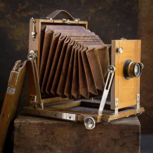 Plain Colored Background Studio Photo Prints: Old camera on brown background