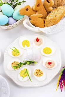 Traditional Easter Meal Ideas Prints: The perfect table with colourful table decorations for Easter
