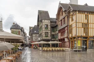 Pedestrian Street Scene Prints: Rainy impression of Troyes