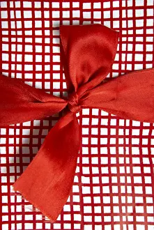 Advent Season Decorations Prints: Ribbons on a present