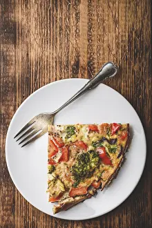 Studio Food Shots Prints: Slice of vegetable frittata with broccoli
