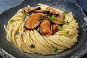 Healthy Eating Options For Dinner Prints: Spaghetti with mussels, without shell