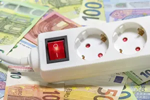 Electricity Tariff Prices Prints: Switchable socket strip, euro banknotes