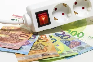 Electricity Tariff Prices Prints: Switchable socket strip, euro banknotes