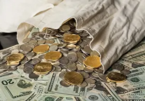 US Dollar Notes Prints: Thousands of US dollars in notes and gold