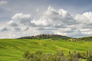 Tuscany Countryside Prints: View of Pienza and fields, Val d'Orcia