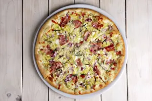 Gourmet Food Images Prints: Top view of pizza with bacon chips