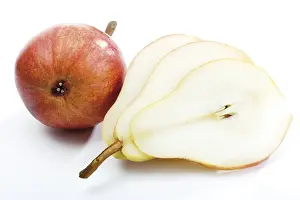 Studio Food Shots Prints: Williams- or Bartlett Pears, one whole and one sliced