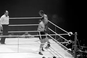 Old School Boxing Champions Prints: Henry Cooper v Joe Bugner