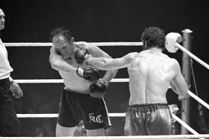 Wembley Boxing Match Prints: Henry Cooper v Joe Bugner