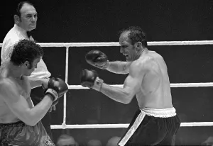 Wembley Boxing Match Prints: Henry Cooper v Joe Bugner